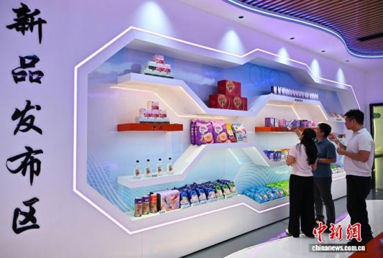 9月21日,在连城县地瓜产业展示厅,新品发布区吸引参观者。中新社记者 张斌 摄 9月21日,在连城县地瓜产业展示厅,新品发布区吸引参观者。中新社记者 张斌 摄
