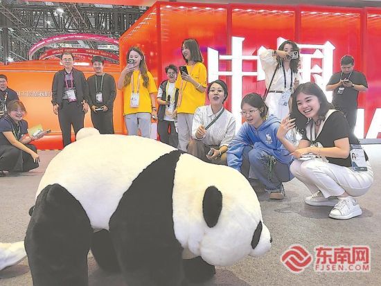 中国馆前,熊猫造型的互动装置吸引大批观众驻足。 中国馆前,熊猫造型的互动装置吸引大批观众驻足。