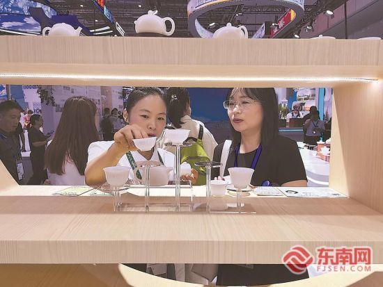 观众在福建馆内了解德化白瓷。 观众在福建馆内了解德化白瓷。