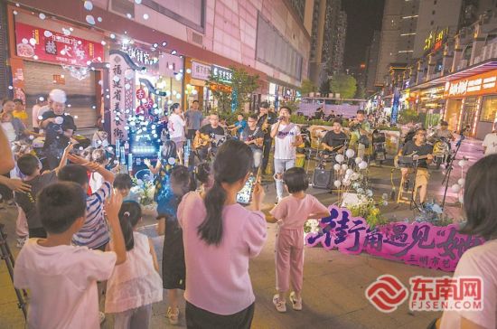 徐碧步行街上闪现一支乐队,给孩子们带来惊喜。 徐碧步行街上闪现一支乐队,给孩子们带来惊喜。