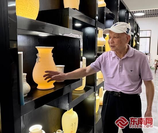 寇富平向记者介绍作品。东南网记者 陈诗婷 摄 寇富平向记者介绍作品。东南网记者 陈诗婷 摄