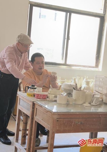 寇富平在工作室向儿子传授技法,父子同守窑台,一门接力,延续德化白瓷匠心文脉。受访者 供图 寇富平在工作室向儿子传授技法,父子同守窑台,一门接力,延续德化白瓷匠心文脉。受访者 供图