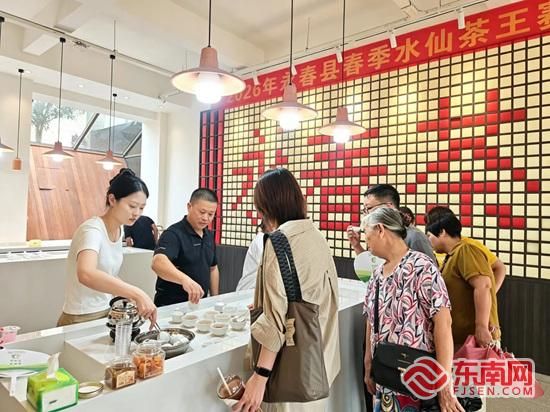 大家围在一起品茶。东南网记者 施远圻 摄 大家围在一起品茶。东南网记者 施远圻 摄