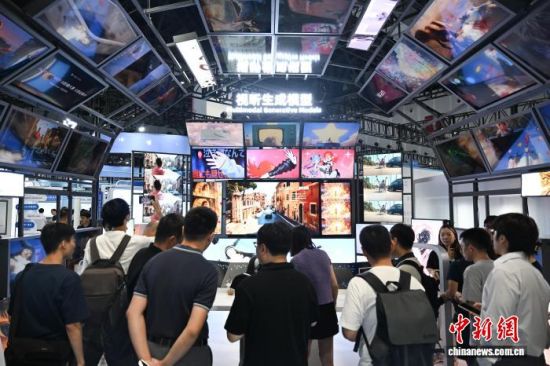 9月22日,2026杭州·云栖大会在浙江杭州开幕,参观者了解展出的视听生成模型。王刚 摄 9月22日,2026杭州·云栖大会在浙江杭州开幕,参观者了解展出的视听生成模型。王刚 摄