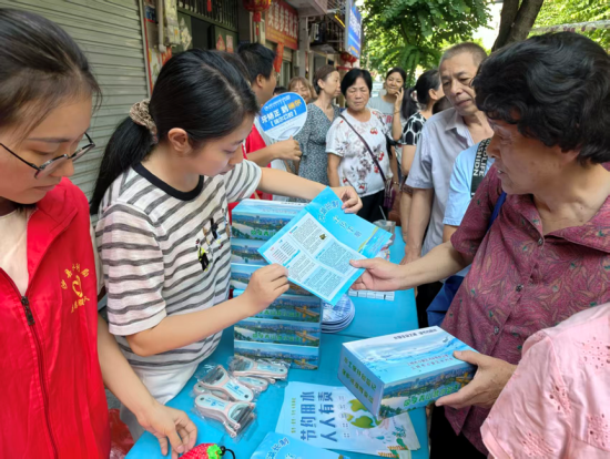 图为沙县区志愿者向群众讲解河湖长制工作。沙县区水利局供图 图为沙县区志愿者向群众讲解河湖长制工作。沙县区水利局供图