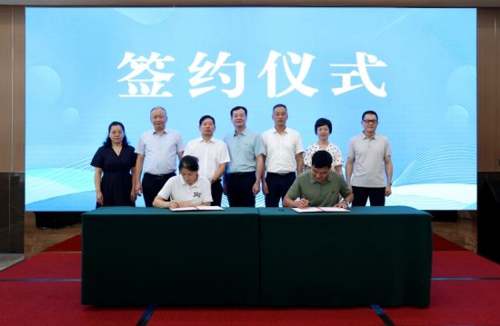 活动现场还举行合作签约仪式。漳州市贸促会供图 活动现场还举行合作签约仪式。漳州市贸促会供图