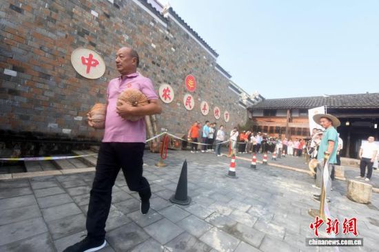 9月21日,光泽农民进行搬南瓜比赛。 刘文标 摄 9月21日,光泽农民进行搬南瓜比赛。 刘文标 摄