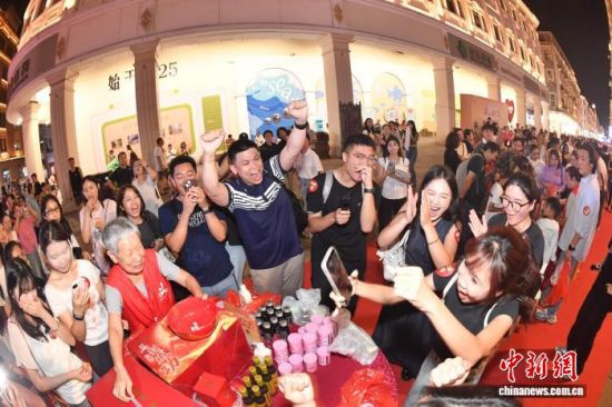 9月20日,2026海峡两岸中秋博饼状元王中王大赛在厦门市中山路举办,现场气氛热烈。 (厦门市思明区 供图) 9月20日,2026海峡两岸中秋博饼状元王中王大赛在厦门市中山路举办,现场气氛热烈。 (厦门市思明区 供图)