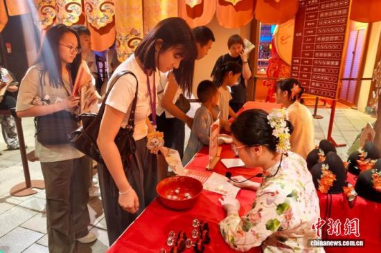 9月19日,厦门“屿见闽南”主题景区里的博饼游戏吸引游客参与。 吴冠标 摄 9月19日,厦门“屿见闽南”主题景区里的博饼游戏吸引游客参与。 吴冠标 摄