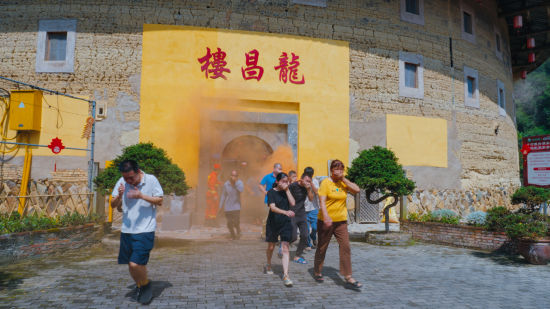 图为土楼居民正在进行疏散演练(林蓁臻摄) 图为土楼居民正在进行疏散演练(林蓁臻摄)