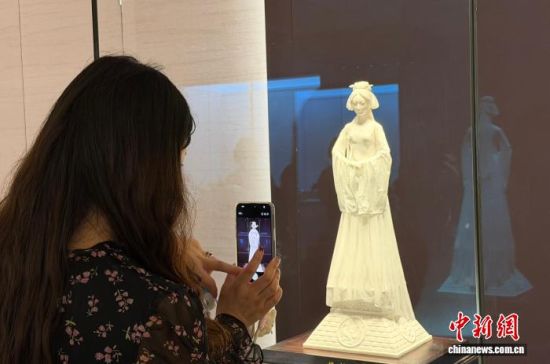 观众驻足拍摄当代瓷塑作品《神话》。长沙博物馆 供图 观众驻足拍摄当代瓷塑作品《神话》。长沙博物馆 供图