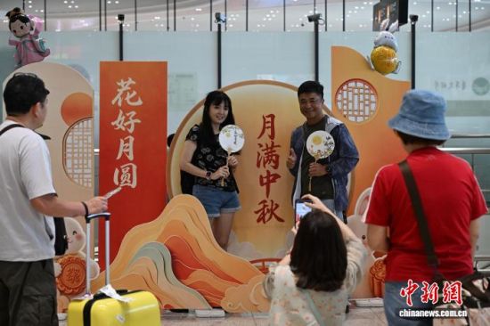 9月25日,厦门五通客运码头点缀着各种中秋元素饰品摆件,吸引众多旅客打卡拍照。 刘楷 摄 9月25日,厦门五通客运码头点缀着各种中秋元素饰品摆件,吸引众多旅客打卡拍照。 刘楷 摄