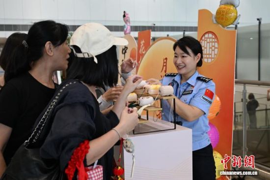 9月25日,厦门五通客运码头点缀着各种中秋元素饰品。 刘楷 摄 9月25日,厦门五通客运码头点缀着各种中秋元素饰品。 刘楷 摄