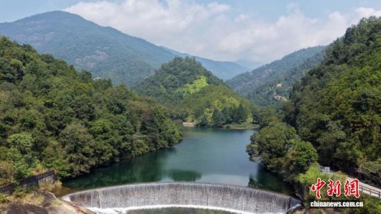 图为月亮湾山水美如画。(无人机航拍)中新社记者 张丽君 摄 图为月亮湾山水美如画。(无人机航拍)中新社记者 张丽君 摄