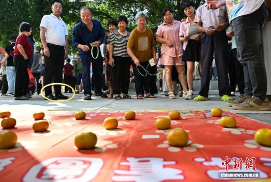 9月24日,民众在活动上体验“甜柿套圈”游戏。中新社记者 张斌 摄 9月24日,民众在活动上体验“甜柿套圈”游戏。中新社记者 张斌 摄