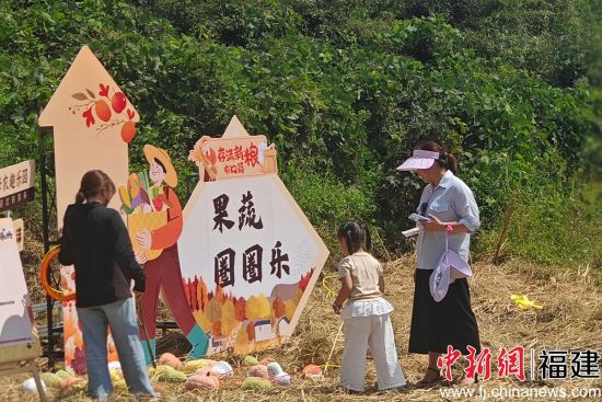 图为市民、游客体验果蔬圈圈乐。叶秋云 摄 图为市民、游客体验果蔬圈圈乐。叶秋云 摄