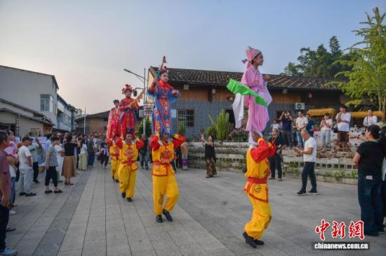 图为“福蕴罗源 山海明珠”2026全国秋季“村晚”示范活动暨福州“中国农民丰收节”活动现场。刘其燚 摄 图为“福蕴罗源 山海明珠”2026全国秋季“村晚”示范活动暨福州“中国农民丰收节”活动现场。刘其燚 摄