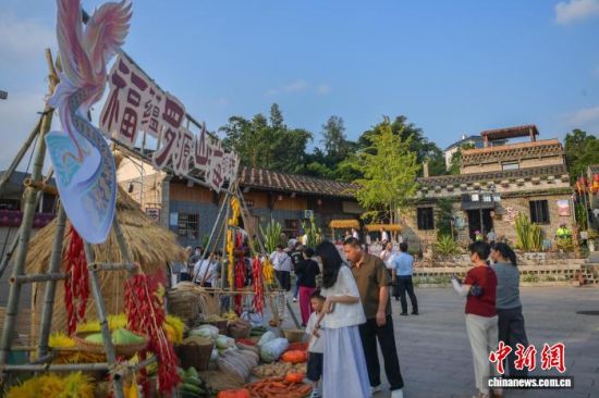 24日的福州市罗源县起步镇桂林村,古村街巷热闹非凡。刘其燚 摄 24日的福州市罗源县起步镇桂林村,古村街巷热闹非凡。刘其燚 摄