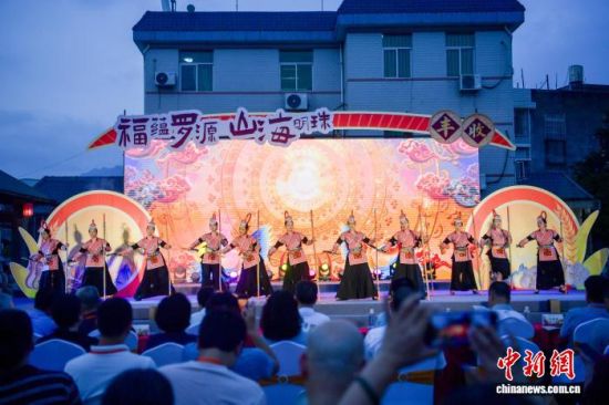 24日晚,“福蕴罗源 山海明珠”2026全国秋季“村晚”示范活动暨福州“中国农民丰收节”活动在福州市罗源县起步镇桂林村举办。刘其燚 摄 24日晚,“福蕴罗源 山海明珠”2026全国秋季“村晚”示范活动暨福州“中国农民丰收节”活动在福州市罗源县起步镇桂林村举办。刘其燚 摄