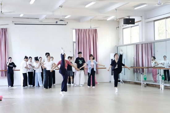 图为学生们正在进行基本功训练。陈筱 摄 图为学生们正在进行基本功训练。陈筱 摄
