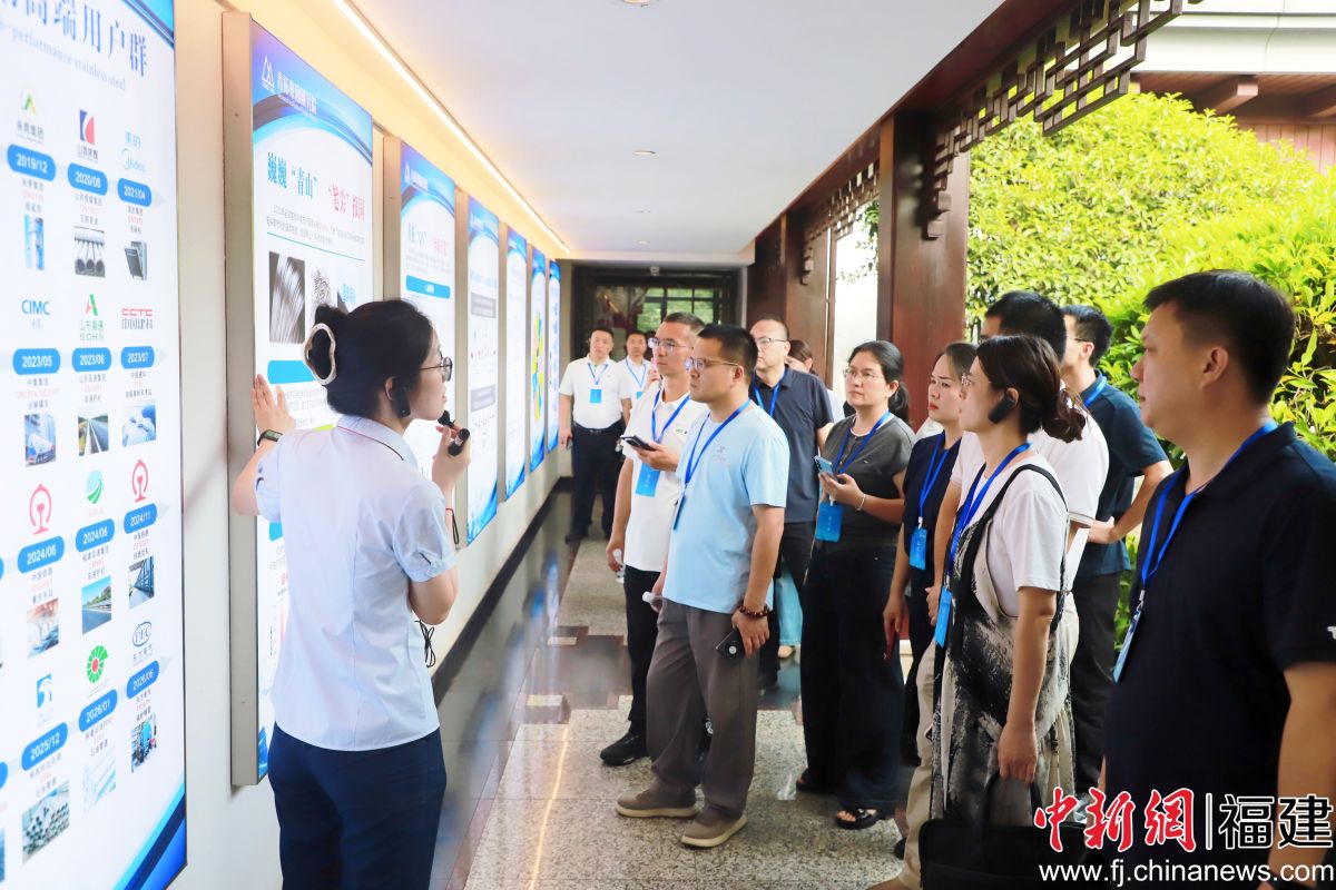 参加活动人员赴青拓集团有限公司参观调研。沈朝威 摄 参加活动人员赴青拓集团有限公司参观调研。沈朝威 摄