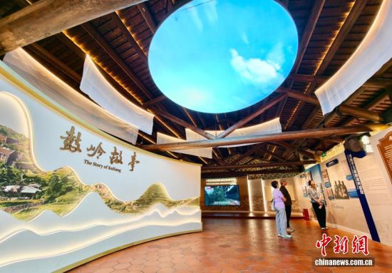 9月23日,游客在福州鼓岭观看《鼓岭故事》展览。中新社记者 王东明 摄 9月23日,游客在福州鼓岭观看《鼓岭故事》展览。中新社记者 王东明 摄
