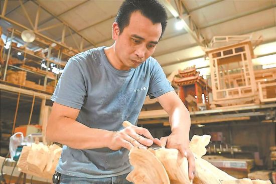 赖奶杨正在制作木雕。 赖奶杨正在制作木雕。
