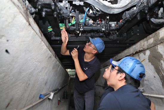 陈灵峰检查新车情况。 陈灵峰检查新车情况。