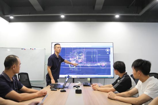 威驰腾汽车卡车研究院院长陈灵峰与团队讨论新能源车架构。 威驰腾汽车卡车研究院院长陈灵峰与团队讨论新能源车架构。