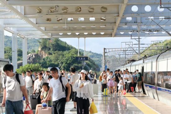宁德站站台上旅客准备出站。黄凌杰 摄 宁德站站台上旅客准备出站。黄凌杰 摄