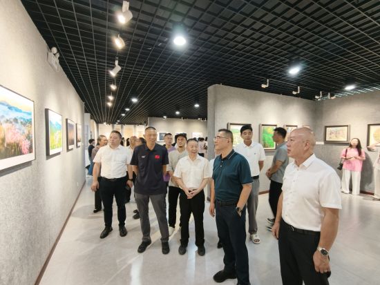 “侨心向党·艺聚侨魂”纪念中国侨联成立70周年暨迎国庆书法美术摄影展现场。叶荞玮 摄 “侨心向党·艺聚侨魂”纪念中国侨联成立70周年暨迎国庆书法美术摄影展现场。叶荞玮 摄