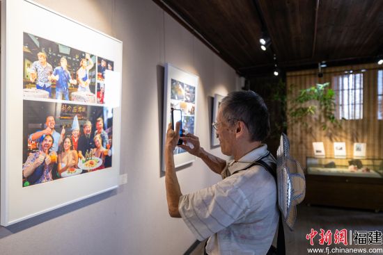 图为摄影爱好者参观“有福之州”——2026年福州文旅摄影大赛优秀作品展。林双伟 摄 图为摄影爱好者参观“有福之州”——2026年福州文旅摄影大赛优秀作品展。林双伟 摄