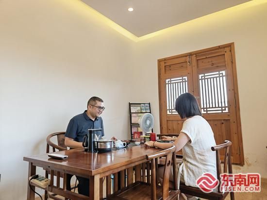 创业导师为有需要的青年提供指导。东南网记者 施远圻 摄 创业导师为有需要的青年提供指导。东南网记者 施远圻 摄