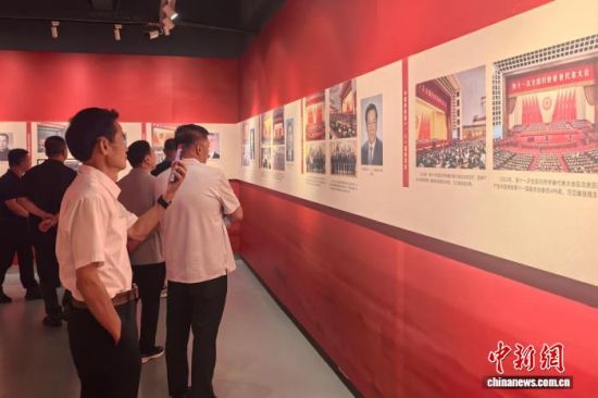 9月29日,观众在福建泉州参观“同心同行——泉州华侨与中国侨联七十年专题展”。中新网记者 孙虹 摄 9月29日,观众在福建泉州参观“同心同行——泉州华侨与中国侨联七十年专题展”。中新网记者 孙虹 摄