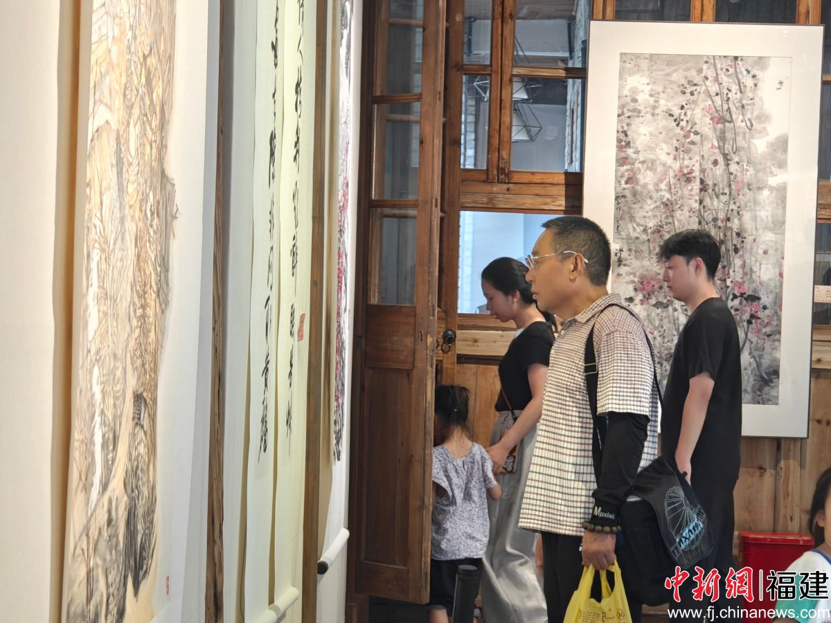 国庆假期首日,“来自红土地——庆祝中国共产党成立105周年美术书法作品邀请展”在福建省海峡民间艺术馆举办,吸引众多游客参观。叶秋云 摄 国庆假期首日,“来自红土地——庆祝中国共产党成立105周年美术书法作品邀请展”在福建省海峡民间艺术馆举办,吸引众多游客参观。叶秋云 摄