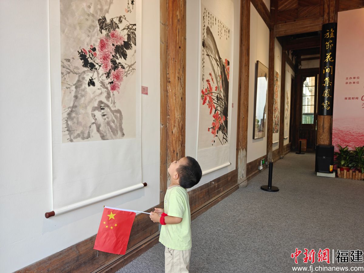 图为小朋友参观“来自红土地——庆祝中国共产党成立105周年美术书法作品邀请展”。叶秋云 摄 图为小朋友参观“来自红土地——庆祝中国共产党成立105周年美术书法作品邀请展”。叶秋云 摄
