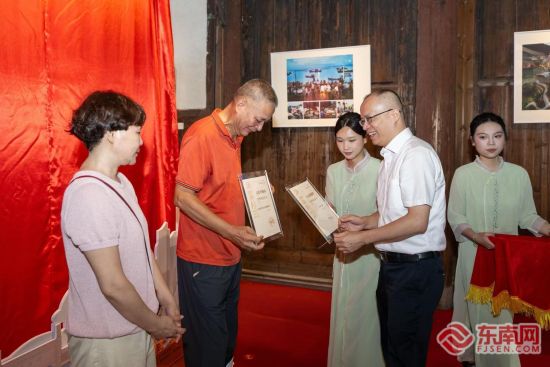 为优秀作品颁奖。 为优秀作品颁奖。