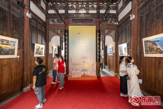 展览吸引了众多摄影爱好者。 展览吸引了众多摄影爱好者。