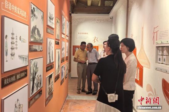 9月30日,闽南语博物馆在福建泉州正式揭牌,图为观众参观。中新网记者 孙虹 摄 9月30日,闽南语博物馆在福建泉州正式揭牌,图为观众参观。中新网记者 孙虹 摄