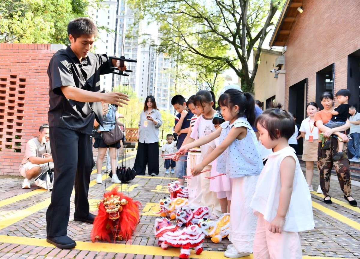 提线木偶非遗表演走进老厂房 提线木偶非遗表演走进老厂房