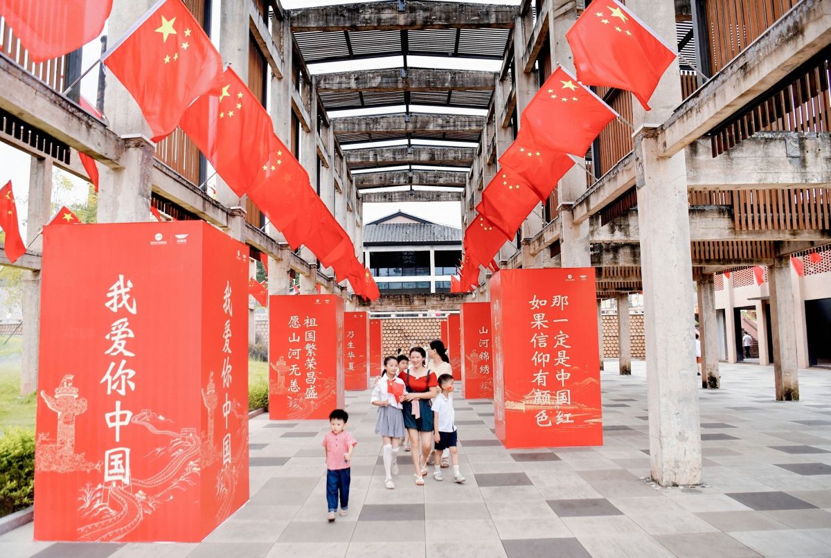 图为游客前来参观红旗坊·文旅产业园 图为游客前来参观红旗坊·文旅产业园