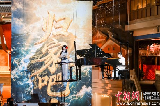 图为在厦门“屿见闽南”主题景区内,游客与演员共同唱响《我和我的祖国》。(厦门“屿见闽南” 供图) 图为在厦门“屿见闽南”主题景区内,游客与演员共同唱响《我和我的祖国》。(厦门“屿见闽南” 供图)
