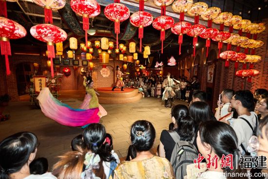 图为游客在“屿见闽南”景区内沉浸式观赏特色表演。(厦门“屿见闽南” 供图) 图为游客在“屿见闽南”景区内沉浸式观赏特色表演。(厦门“屿见闽南” 供图)