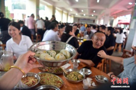 10月1日,“灌蛋之乡·非遗小镇”福建南平顺昌县仁寿镇举办美食嘉年华。百余桌“灌蛋宴”吸引游客慕名而来,现场灌蛋、四方笋等乡土菜肴香气四溢。活动同步开展文艺汇演、掼蛋大赛等项目,以“美食+文化+体育”融合模式激活乡村文旅。图为“灌蛋宴”参与民众多。中新网记者 张丽君 摄 10月1日,“灌蛋之乡·非遗小镇”福建南平顺昌县仁寿镇举办美食嘉年华。百余桌“灌蛋宴”吸引游客慕名而来,现场灌蛋、四方笋等乡土菜肴香气四溢。活动同步开展文艺汇演、掼蛋大赛等项目,以“美食+文化+体育”融合模式激活乡村文旅。图为“灌蛋宴”参与民众多。中新网记者 张丽君 摄