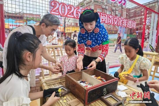 10月1日,2026泉州闽南文化非遗周系列活动在福建泉州启幕。图为市民游客现场体验剪瓷雕技艺。中新网记者 孙虹 摄 10月1日,2026泉州闽南文化非遗周系列活动在福建泉州启幕。图为市民游客现场体验剪瓷雕技艺。中新网记者 孙虹 摄