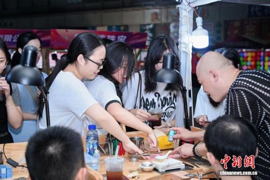图为游客正在参加2026年第七届上塘银饰小镇缤纷季活动。莆田市秀屿区东峤镇人民政府 供图 图为游客正在参加2026年第七届上塘银饰小镇缤纷季活动。莆田市秀屿区东峤镇人民政府 供图
