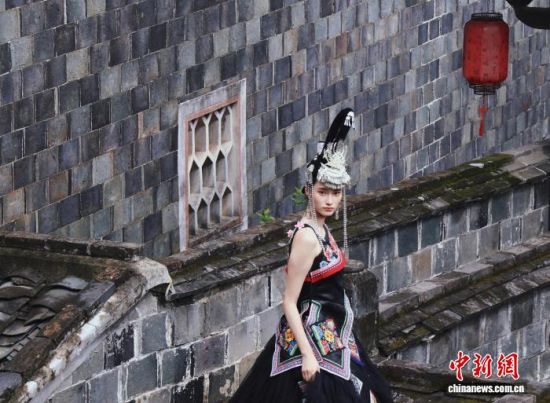身着畲族凤凰装的游客在福建省宁德市霞浦县溪南镇半月里村拍摄写真。吴允杰 摄 身着畲族凤凰装的游客在福建省宁德市霞浦县溪南镇半月里村拍摄写真。吴允杰 摄
