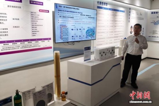 9月28日,厦门启航氢能技术有限公司总经理魏闻在厦门介绍公司产品。 吴冠标 摄 9月28日,厦门启航氢能技术有限公司总经理魏闻在厦门介绍公司产品。 吴冠标 摄