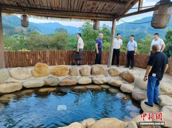 依山而建的兰谷温泉,一期以畲医药养颜养生为主题,温泉水中富含偏硅酸等对人体有益的矿物质。(资料图)陈青 供图 依山而建的兰谷温泉,一期以畲医药养颜养生为主题,温泉水中富含偏硅酸等对人体有益的矿物质。(资料图)陈青 供图