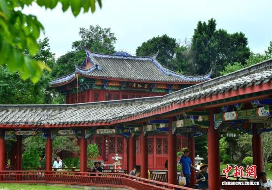 10月2日,国庆假期,位于福建福州市区的古典园林公园——南公园吸引许多市民和游客前来参观游玩。南公园原为清初靖南王耿继茂的别墅花园,至今已有300多年历史。中新社记者 张斌 摄 10月2日,国庆假期,位于福建福州市区的古典园林公园——南公园吸引许多市民和游客前来参观游玩。南公园原为清初靖南王耿继茂的别墅花园,至今已有300多年历史。中新社记者 张斌 摄